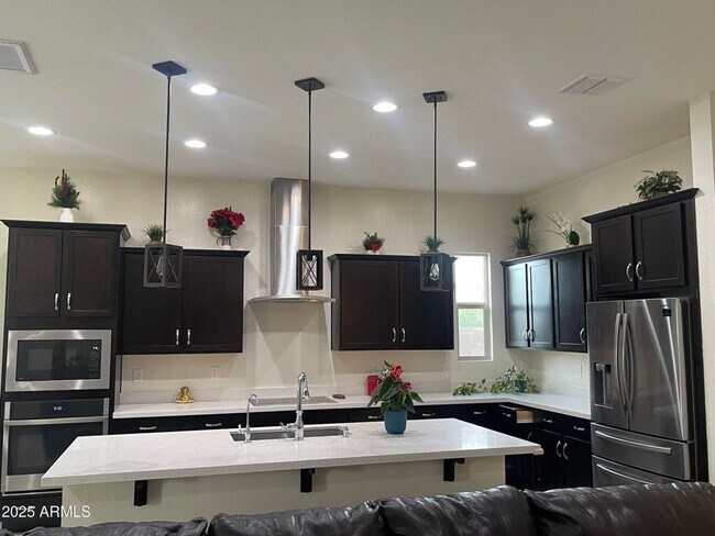 Building Photo - Gorgeous 4 bed 3.5 bath + Den with FULL SO...