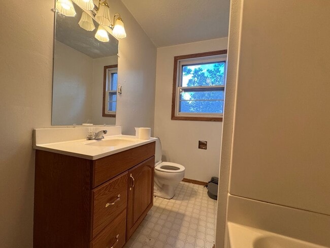 Building Photo - HOUSE FOR RENT IN THE JANESVILLE SCHOOL DI...