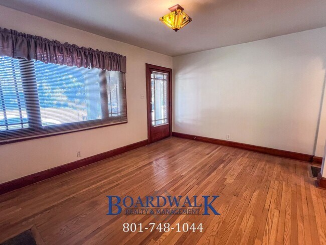 Building Photo - 2247 E Lambourne Ave