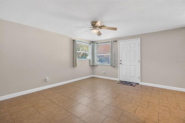 Building Photo - 3118 Pine Tree Ave