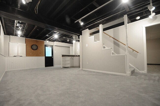 Building Photo - Classic 4 Bed 3.5 Single Family Home Sitti...