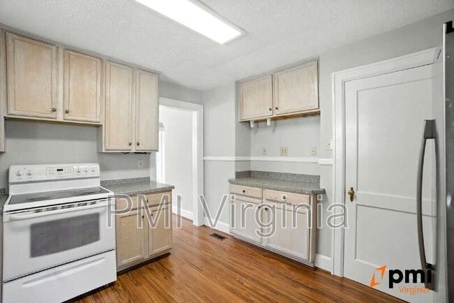 Building Photo - 121 Hanover Ave