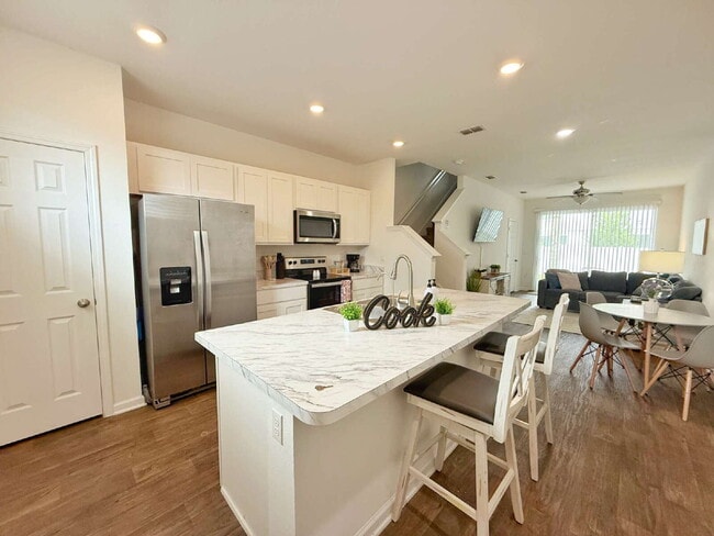 Building Photo - Furnished Townhome conveniently located!