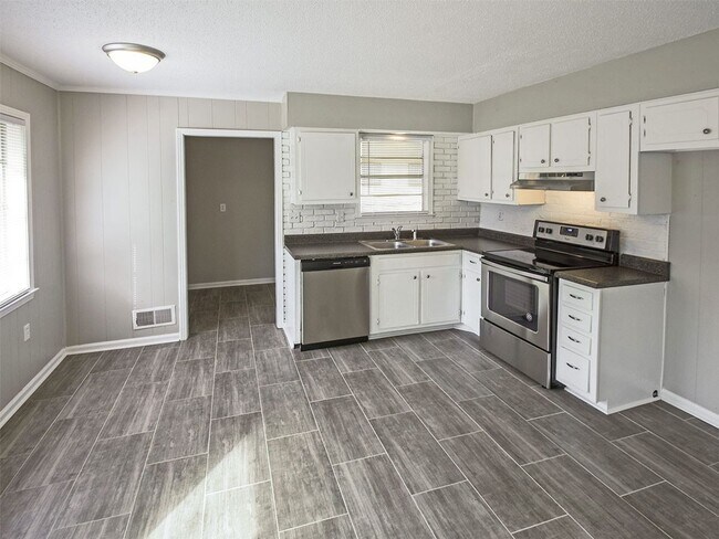 Building Photo - Fully updated 3 bed, 1.5 bath home with wonderful curb appeal north of Memphis.