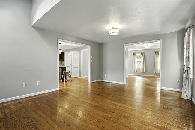 Building Photo - 43 Trowbridge Ln