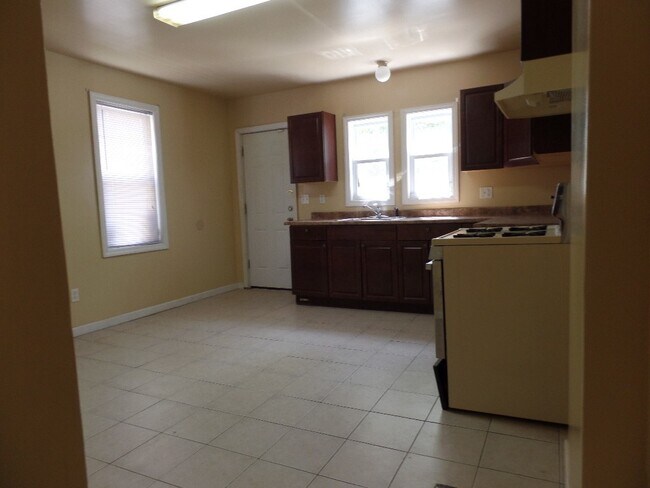 Building Photo - 124 S Walter Ave