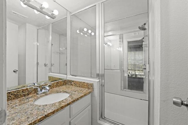 Building Photo - 3550 Country Square Dr