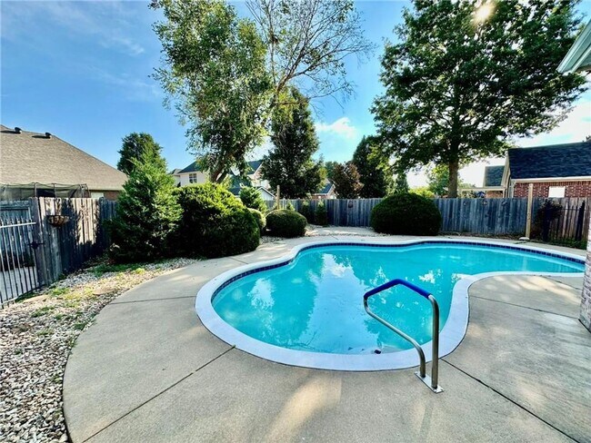 Building Photo - Prime Location 4 Bedroom 3 1/2 bath 2 garages!