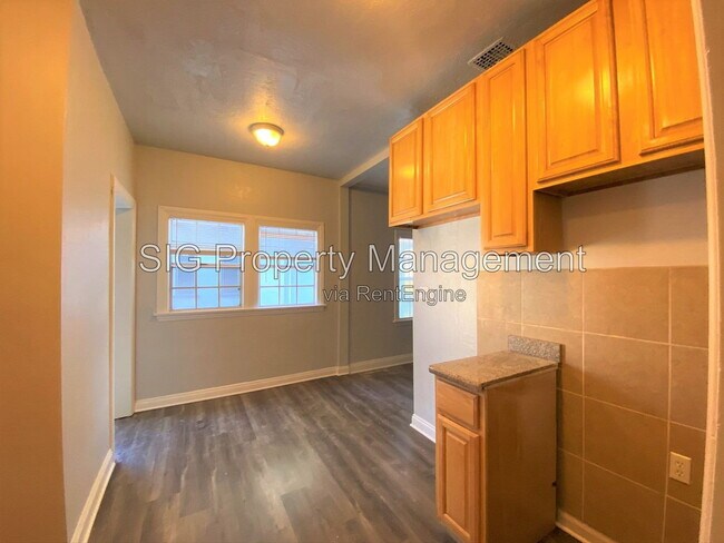 Building Photo - 731 S Chevy Chase Dr
