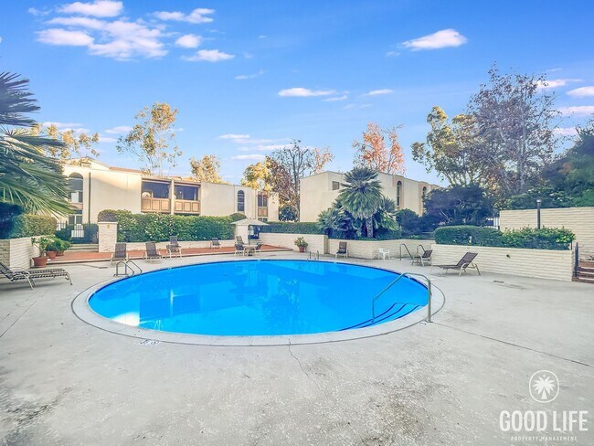 Building Photo - Stunning 1BD/1BA W/ Reserved Parking, A/C, and Community Pool in College Area!