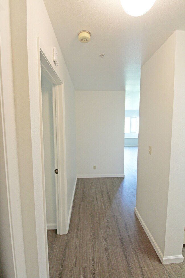 Building Photo - Spacious Adam's Point Condo Available NOW!