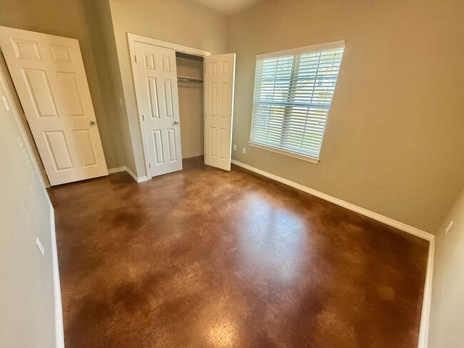 Building Photo - Spacious 3-bed/2-bath with Garage!