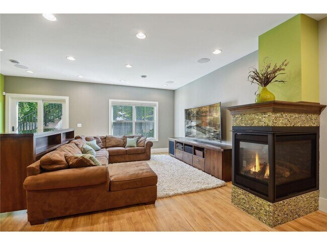 Building Photo - 4015 Wood End Dr