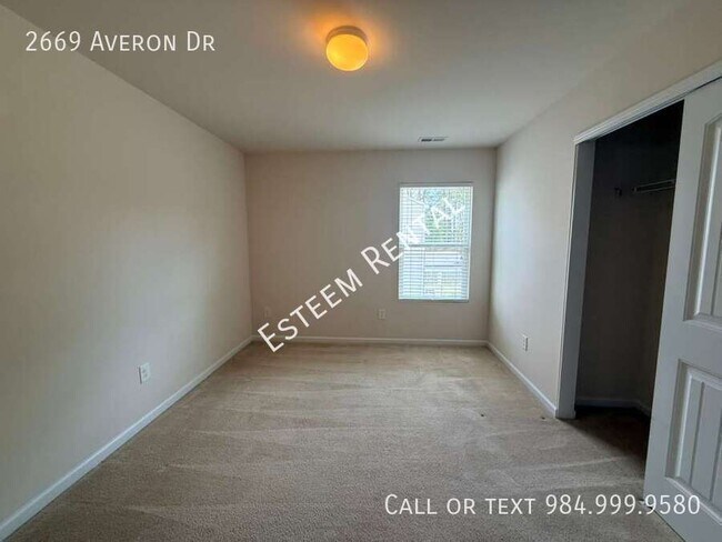 Building Photo - 2669 Averon Dr