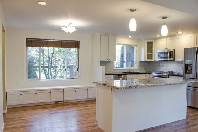 Building Photo - RENOVATED 3 BED MADISON PARK BUNGALOW W EASY COMMUTE!