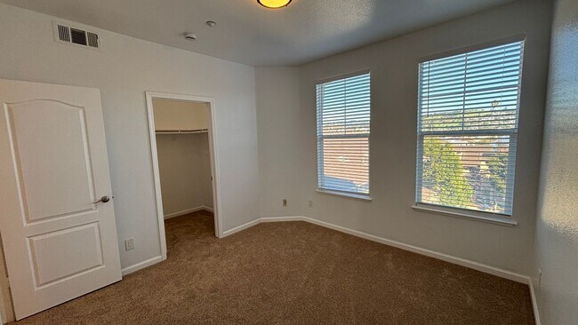 Building Photo - Nice 2 Bed townhouse style condo with prim...