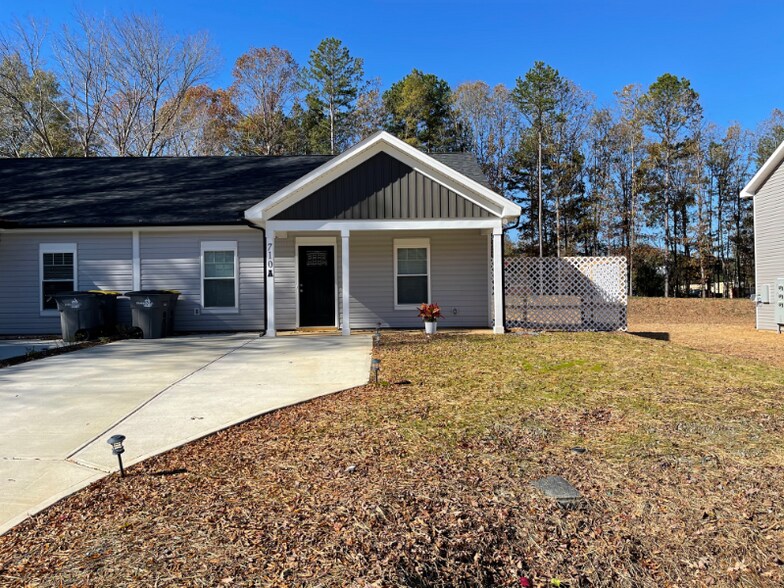 Building Photo - 710 Irene Ave