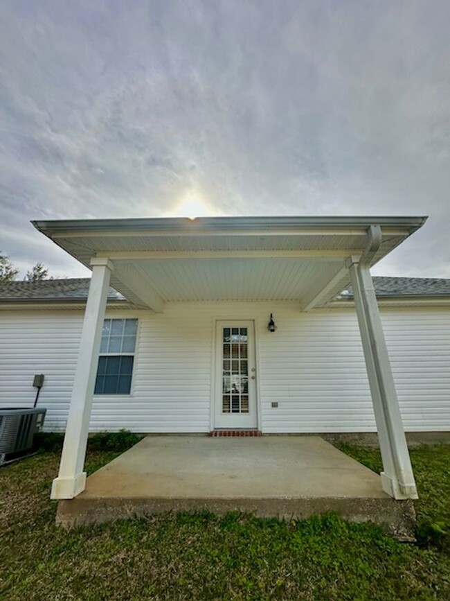 Building Photo - 2 bedroom/2 bathroom/2 car garage town hom...