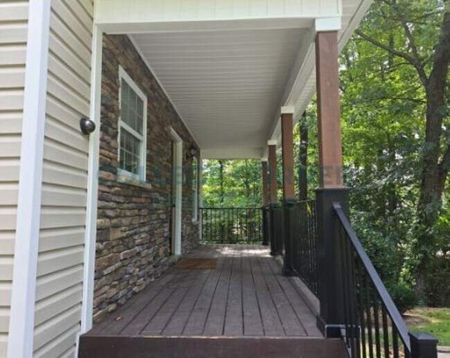 Building Photo - 1048 Ranch Dr