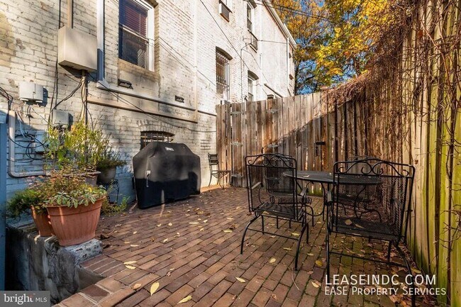 Building Photo - 1020 Fairmont St NW