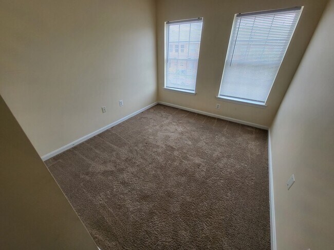 Building Photo - Beautiful modern 3bed/2.5ba townhouse!