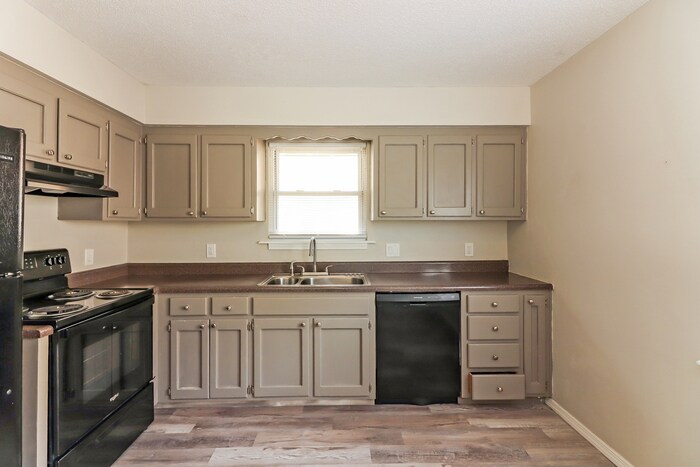 Building Photo - 316 NE Lakeview Dr