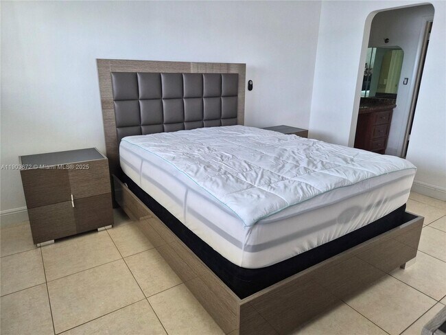 Building Photo - 2910 Point E Dr