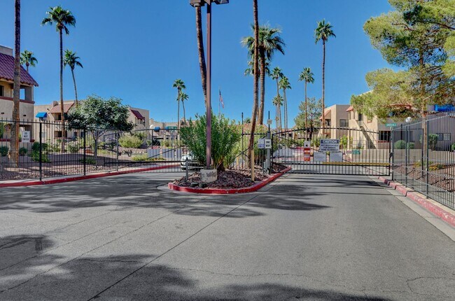 Building Photo - Clean and Ready to Move-in