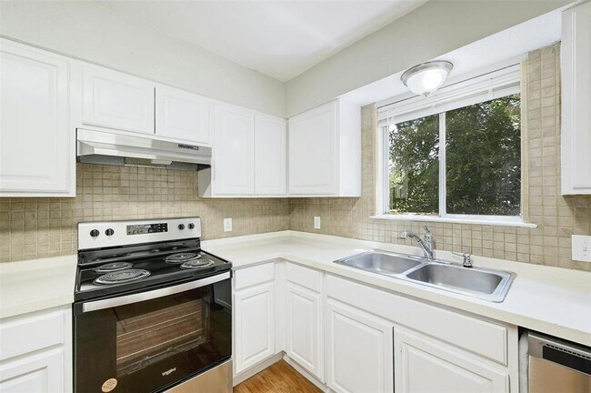 Building Photo - 8903 Piney Point Dr