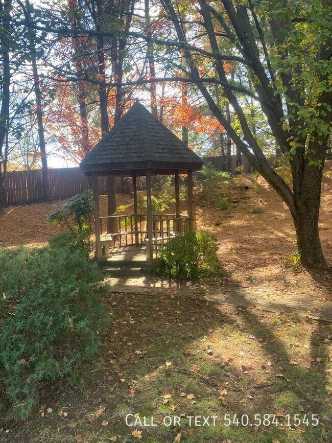 Building Photo - 307 Windward Dr SW