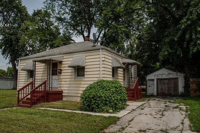 Primary Photo - Two bedroom House in East Alton