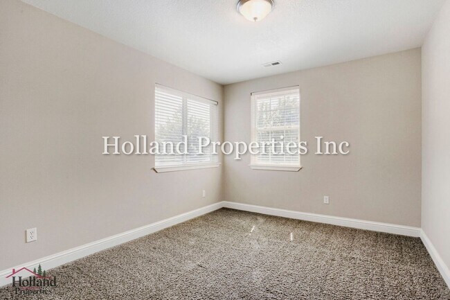 Building Photo - 21569 SW Susan Ln
