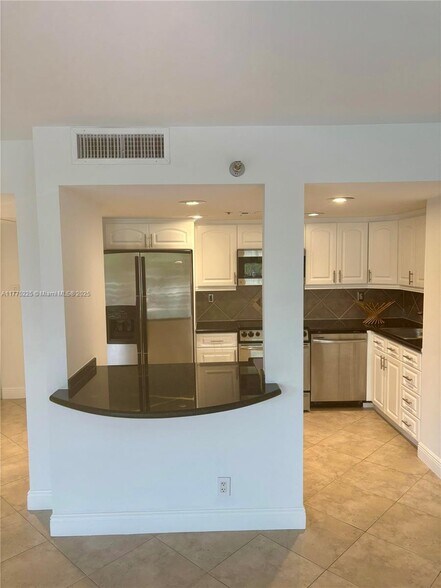 Building Photo - 2025 Brickell Ave