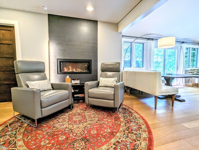 Building Photo - Remodeled Home Next To Zilker Park - 3 BR / 2 BA