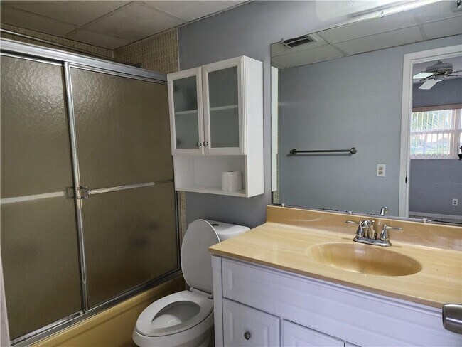 Building Photo - 1005 Country Club Dr