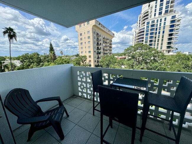 Building Photo - FURNISHED 1 Bed 1 Bath In Amazing Location...