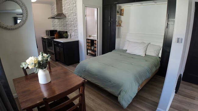 Building Photo - 1420 E 9th St