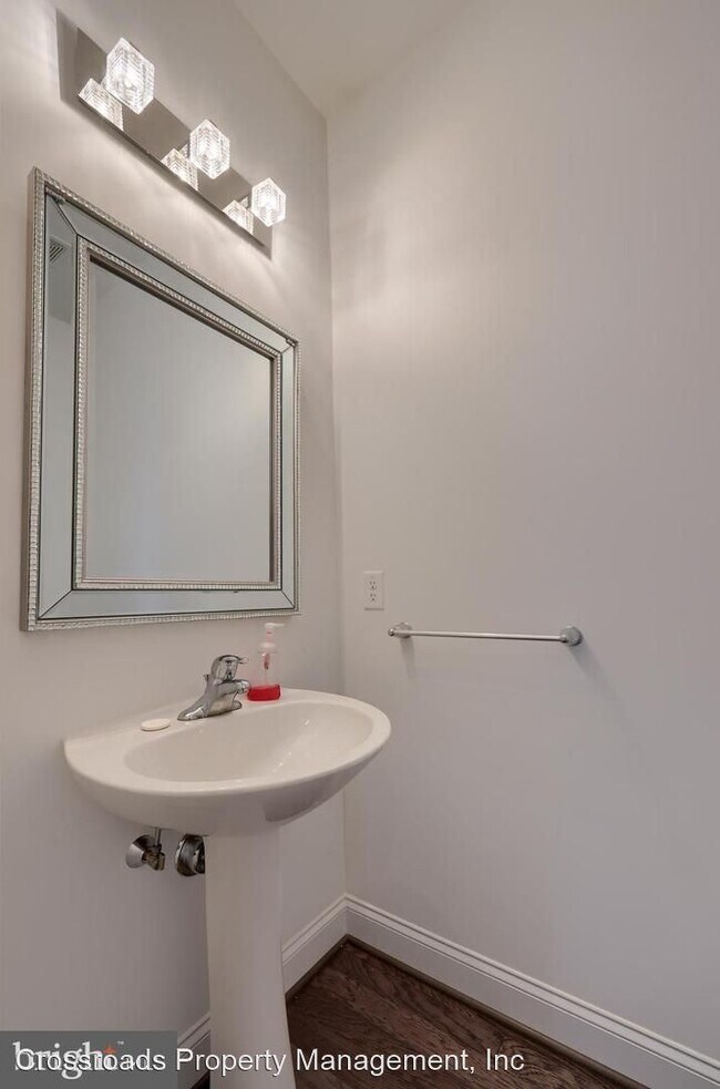 Building Photo - 2 br, 3.5 bath House - 902 Mayer Place