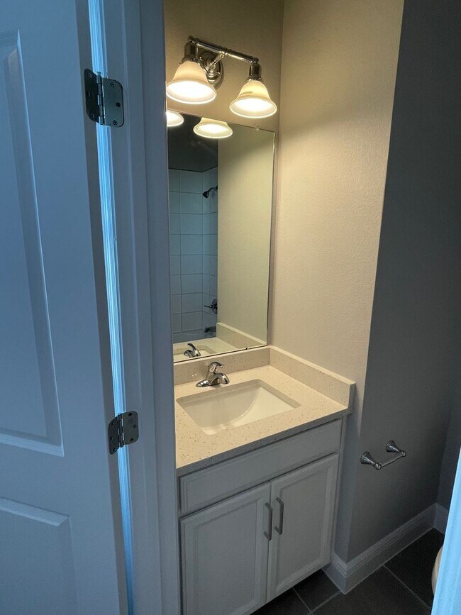 Building Photo - Annual Unfurnished 3 Bedroom, 3.5 Bathroom Townhome adjacent to Downtown Sarasota