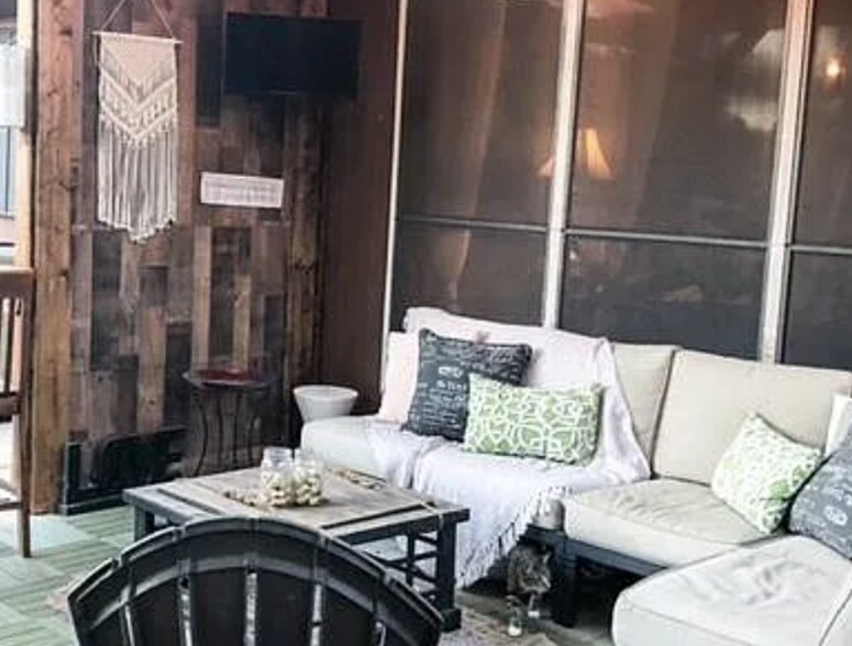 Building Photo - 3012 Hilltop Dr