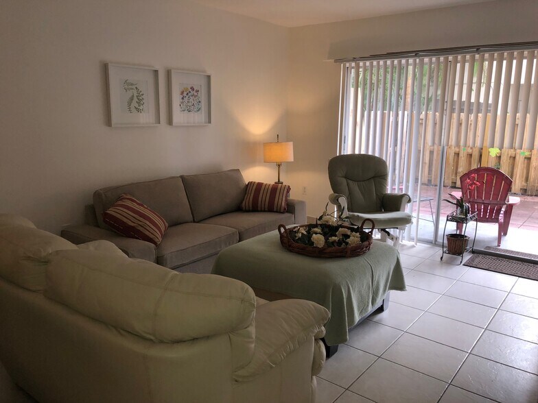 Living - 6904 N Kendall Dr
