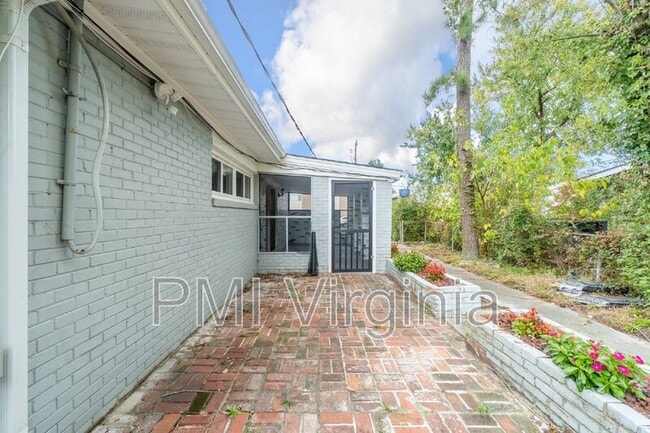 Building Photo - 1021 Mineola Dr