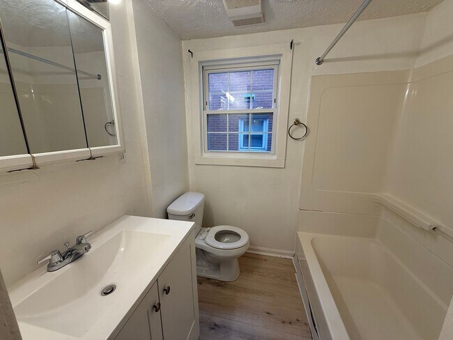 Building Photo - 3bd DOWNSTAIRS DUPLEX Shaker Section 8/Cas...