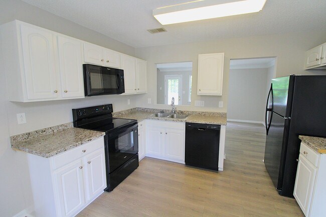 Building Photo - 3 Bedroom Home with a 1 Car garage!