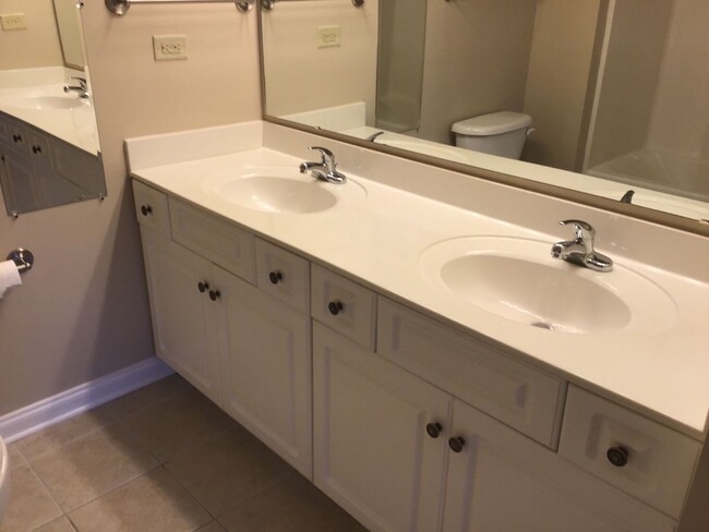 Building Photo - Spacious 2 Bedroom Condo in World Tour