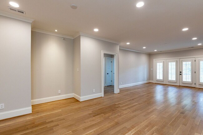 Building Photo - 1000 Kelton Cottage Way
