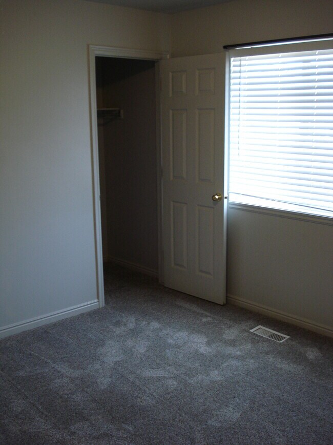 Building Photo - 60 E 200 N