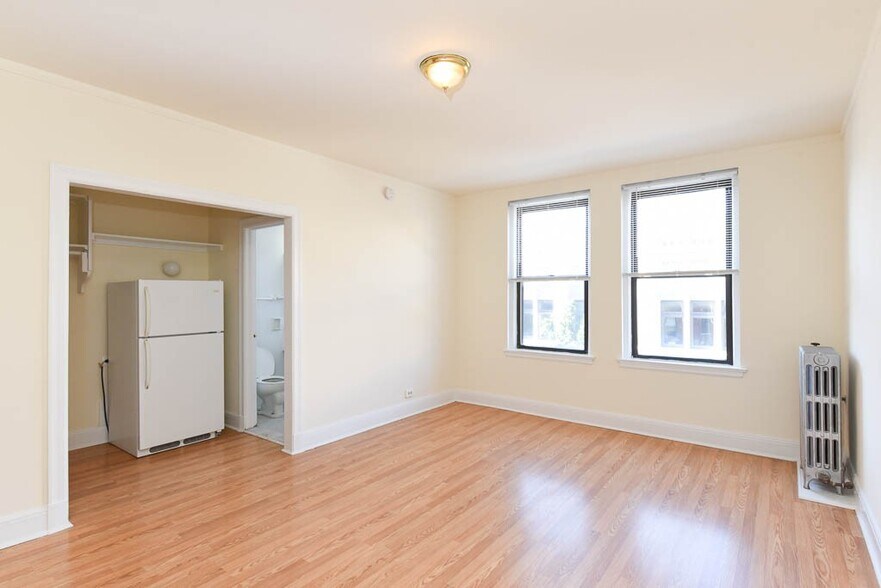 Building Photo - 3335 W Diversey Ave