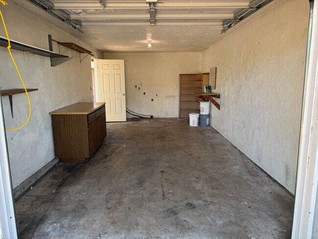 Building Photo - Updated 2-bedroom 1.5 bath duplex in Springfield!
