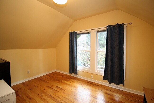 Building Photo - Delightful Remodeled Alberta Arts 3 Bed/2 ...